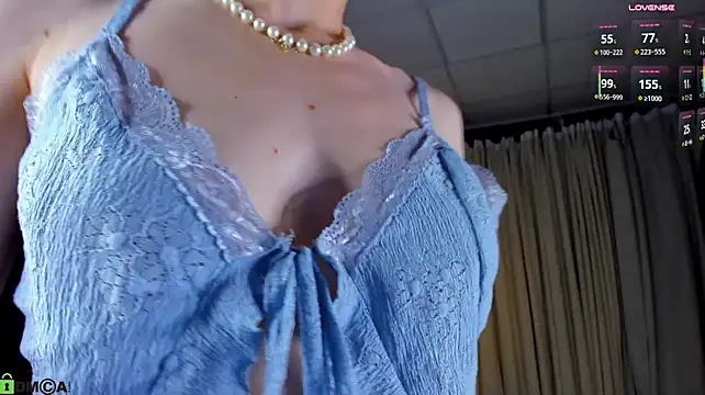 Dearly_Emily live cam on StripChat