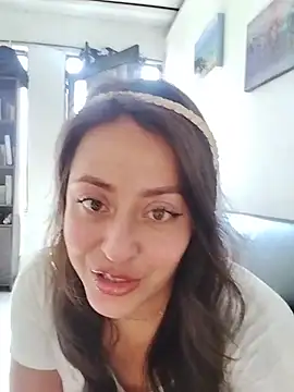 LUNAGREEN_1 live cam on StripChat