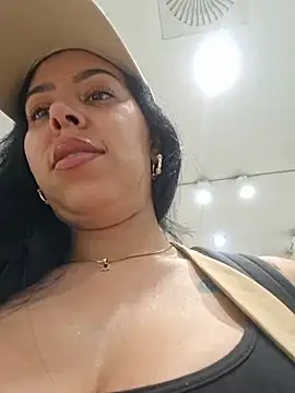Luianna live cam on StripChat