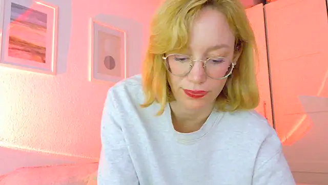 MissFrenchy live cam on StripChat