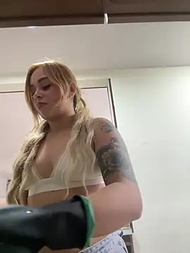 Kiki_11 live cam on StripChat