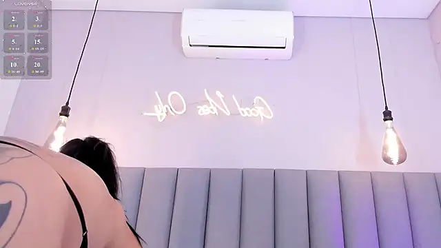 Leamonroe__ webcam