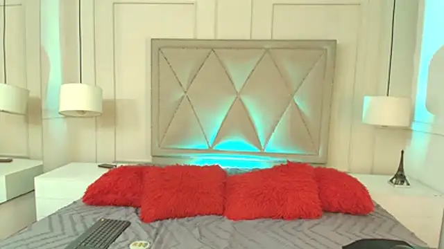MillyHotsoon webcam