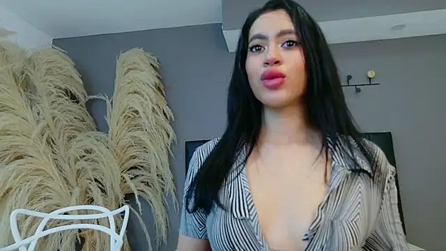 GiaMonroe1 live cam on StripChat