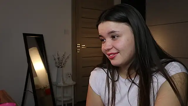 Laraaa_Loom live cam
