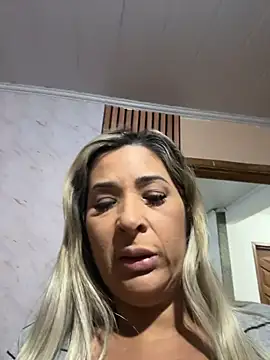 lindinha-sexy (G milf) - agor plug  no cu !!!!!
