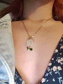 cataleya_16 (F young) - Off shirt in public bar 🍻