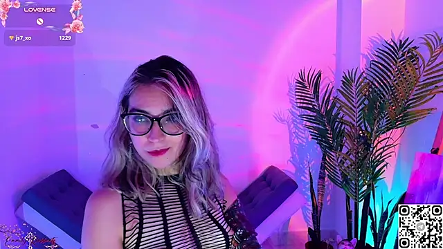 Emmi_Roberts