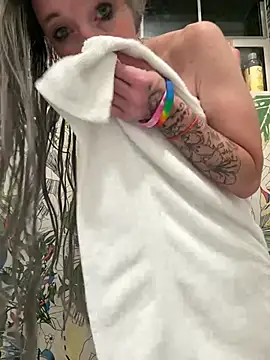 lashoutheartlessp (F milf) - GET THAT HOODIE OFF/ Wanna See BODY!!