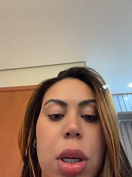 LariiHotWife Live Webcam on Stripchat