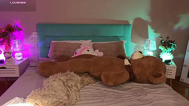 magic_bunnyy_ (F young) - boob tease close up
