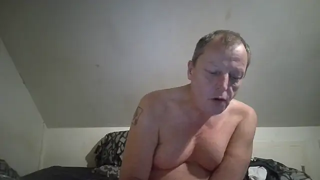 chubbybear2cum live cam on StripChat