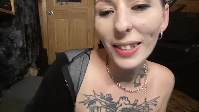 Show webcam en direct avec TeenyDoll - Jouets Lovense interactifs disponibles