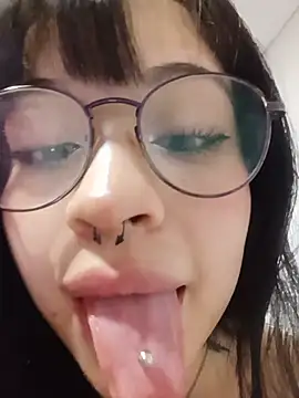 Hanny_Crow live cam on StripChat
