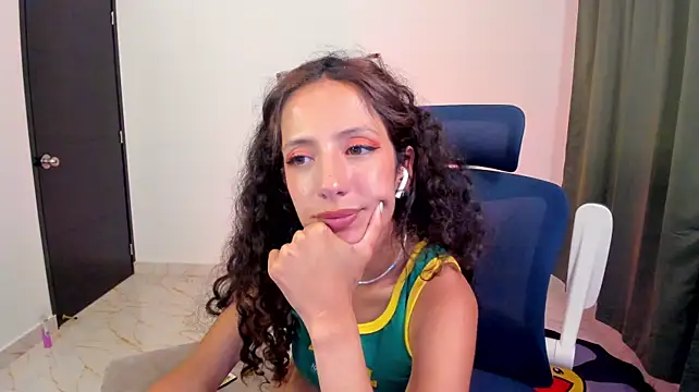 Lucia_Fuster live cam on StripChat