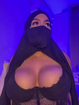 thaira_aly live cam on StripChat