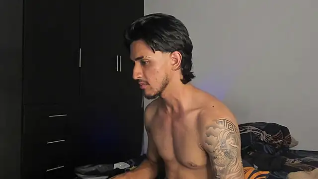 Kriss_Edwards live cam on StripChat
