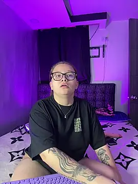 Annie_and_Raveenn live cam on StripChat