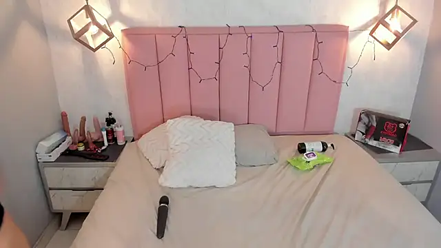 NINAMARTINS live cam on StripChat