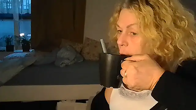 belgianshantie (F mature) - flash pussy