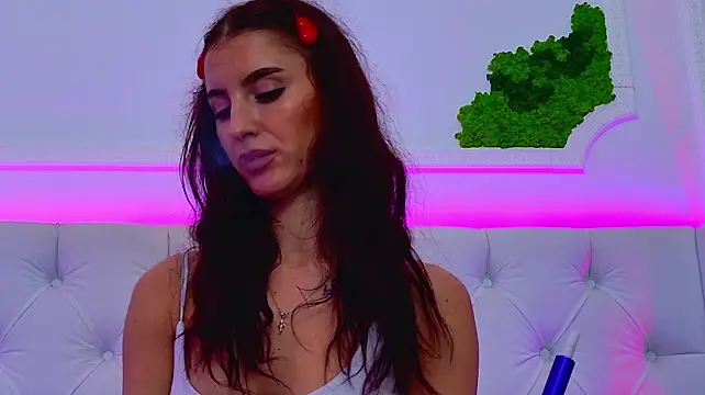 ElisaCharm live cam on StripChat