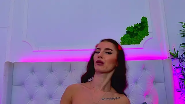 ElisaCharm live cam on StripChat