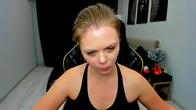 Strawberrye live cam on StripChat