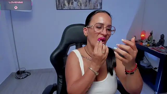 Sara_Charmy live cam on StripChat