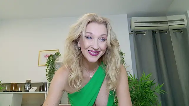 ladyleea (F mature) - Play with dildo between my boobs