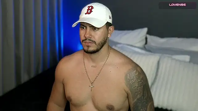 owen-pierces live cam on StripChat