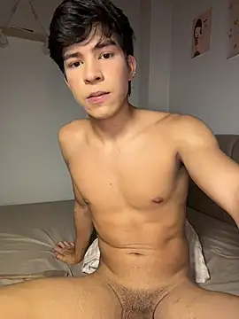 GoldenBenn live cam on StripChat