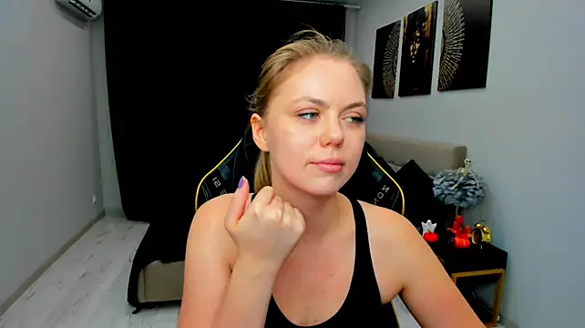 Strawberrye live cam on StripChat