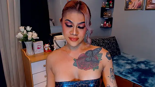 StellaStrong30 live cam on StripChat
