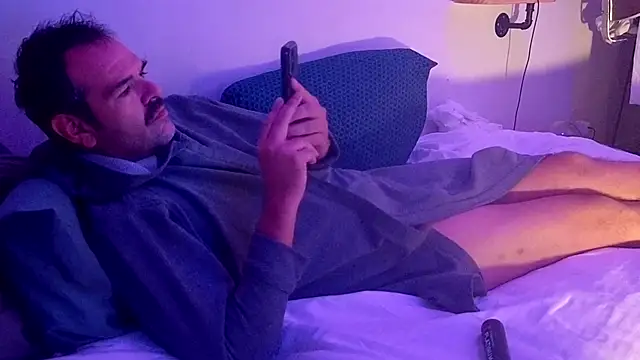 badboybrad11 live cam on StripChat