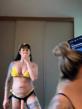 carolinecbso live cam on StripChat