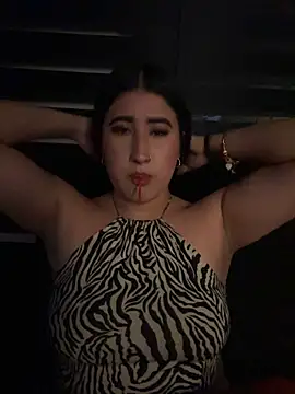 Kiitty_LS live cam on StripChat