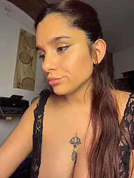 LuciaLatina live cam on StripChat