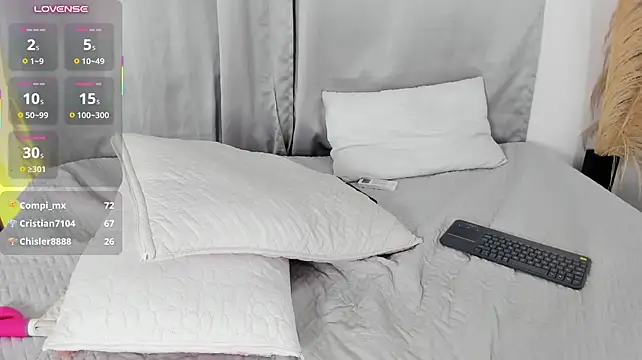 Mia_dolls18 live cam on StripChat