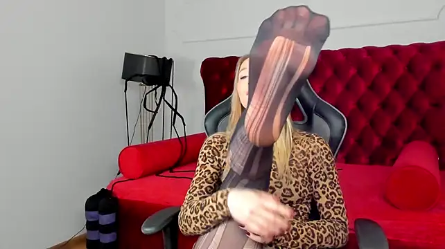 ElaraVoltage live cam on StripChat