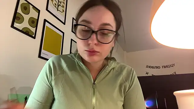 SarahHazelrigg live cam on StripChat