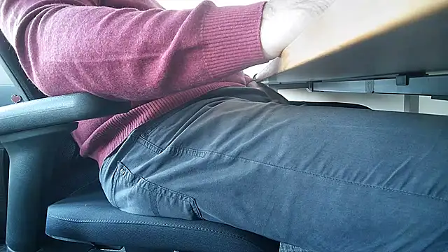 69bezfleku (Ask my age) - Cum in busy office!
