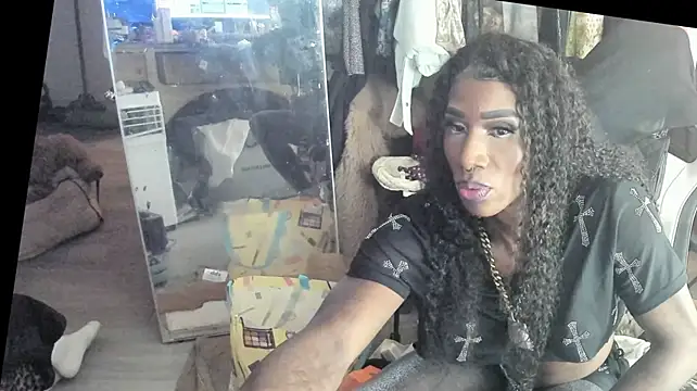 Motherbigbus live cam on StripChat