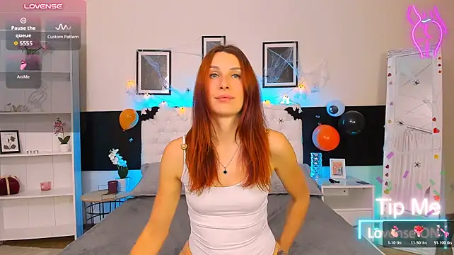 KiraNeeww live cam on StripChat