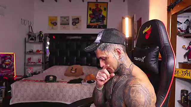 logan_hugh8 on Stripchat