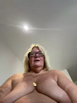 MoistCurveyChanel live sex cam