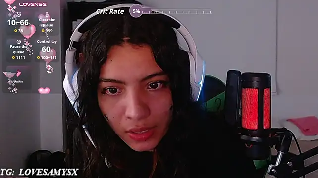 Lovelyamyy live cam on StripChat