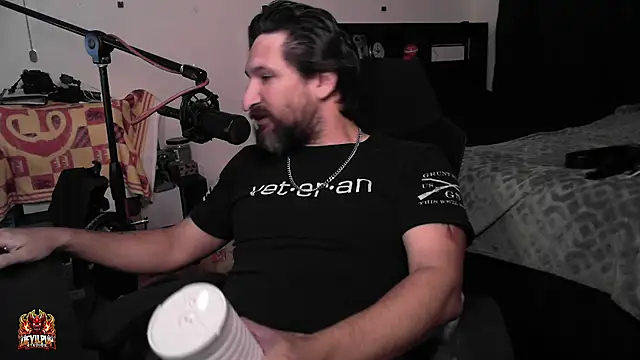 DevilPup75_ live cam on StripChat