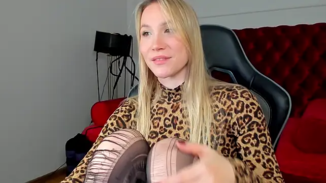 ElaraVoltage live cam on StripChat