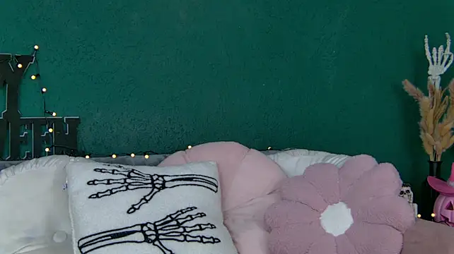 SkinnyNatty live sex cam