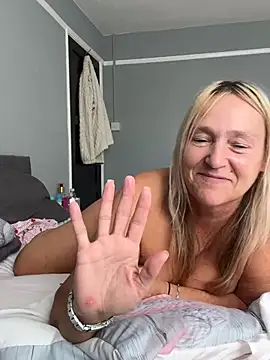 Blondnboujee53 live cam on StripChat